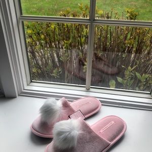 Victoria’s Secret Pom Pom slippers M (7-8) PINK